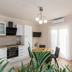 Star - Free Private Parking Apartment